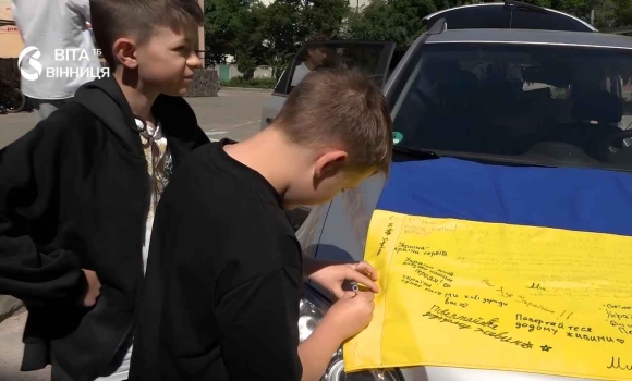 Вінницький ліцей №16 передав четвертий позашляховик для підрозділу аеророзвідки