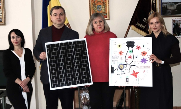 Вінницький педуніверситет отримав автономні сонячні панелі від волонтерів зі США