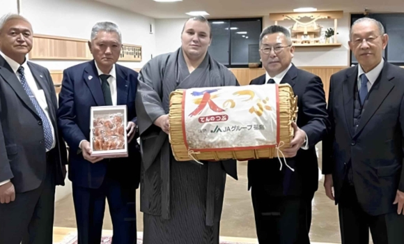 Вінницький сумоїст Аонішікі отримав тонну рису за перемогу на Hatsu Basho Вінницький сумоїст Аонішікі отримав тонну рису за перемогу на Hatsu Basho