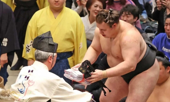 Вінницький сумоїст Аонішікі вдруге поспіль виграв Кубок Імператора