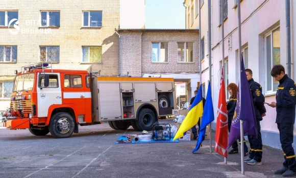 Вінницький транспортний коледж отримав пожежний автомобіль від Литви