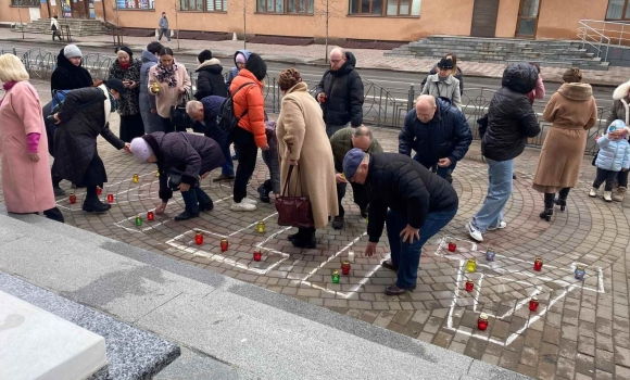 Вінниця долучилась до мирної акції в День пам’яті жертв авіаудару в Маріуполі