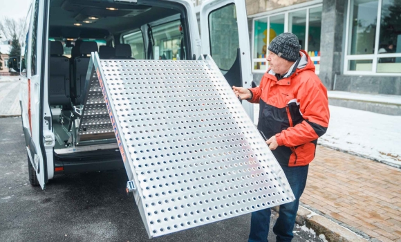 Вінниця отримала мікроавтобус, адаптований для людей на кріслах колісних