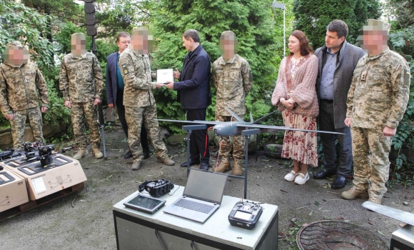 Вінниця передала БпЛА та FPV-дрони 101-му вінницькому полку зв’язку