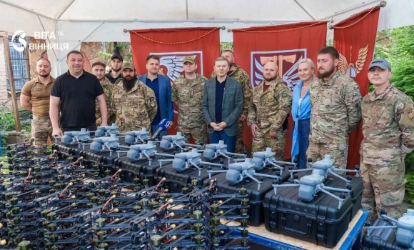 Вінниця передала п'яти бригадам 500 FPV-дронів та 25 квадрокоптерів Matrice 4E Вінниця передала п'яти бригадам 500 FPV-дронів та 25 квадрокоптерів Matrice 4E