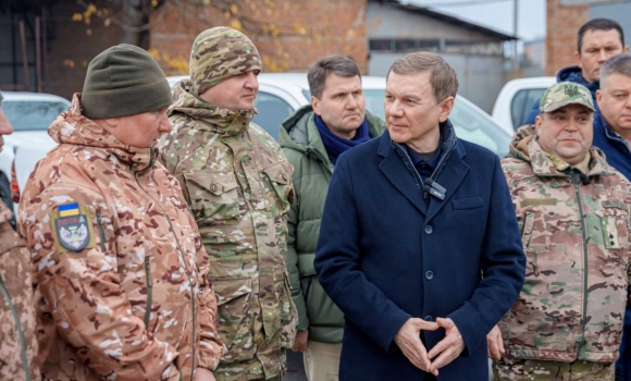 Вінниця передала шість позашляховиків трьом військовим частинам