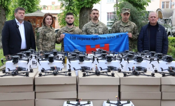 Військові отримали чергову партію квадрокоптерів та FPV-дронів з Вінниччини