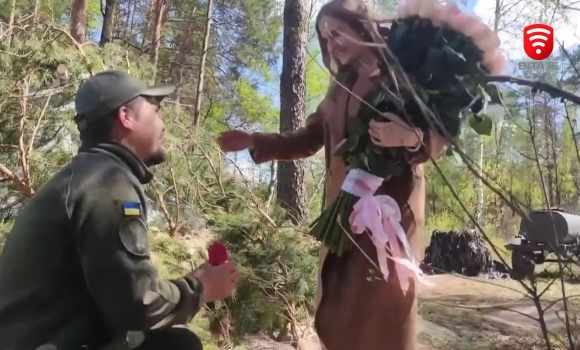 Військовий медик із Вінниччини освідчився дівчині просто на бойовій позиції