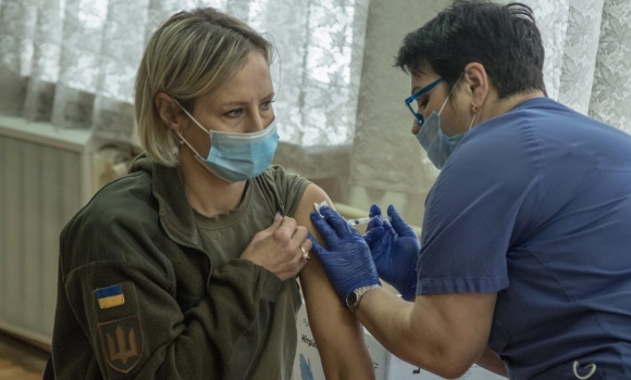 Військовослужбовці на Вінниччині почали вакцинуватися бустерною дозою