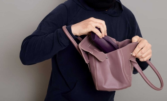 Вкрав сумку у 13-річної дитини – у Вінниці розшукали зловмисника