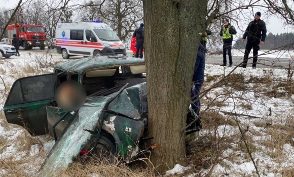 Внаслідок ДТП у Вінницькому районі загинула пасажирка та постраждав керманич авто
