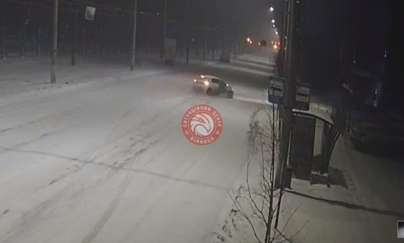 Вночі у Вінниці на вул.Пирогова водій протаранив металевий стовпчик 