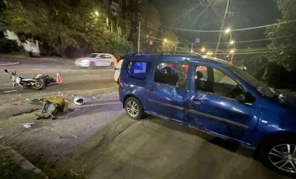 Вночі у Вінниці неповнолітній скутерист служби доставки протаранив авто