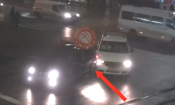 Водій Dodge в'їхав у Dacia - на Замості у Вінниці сталася аварія