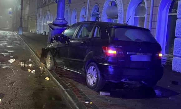 Водій “під наркотиками” збив огороджувальні стовпчики та влетів в електроопору в центрі Вінниці