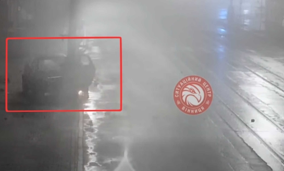 Водій “під наркотиками” збив огороджувальні стовпчики та влетів в електроопору в центрі Вінниці Водій “під наркотиками” збив огороджувальні стовпчики та влетів в електроопору в центрі Вінниці