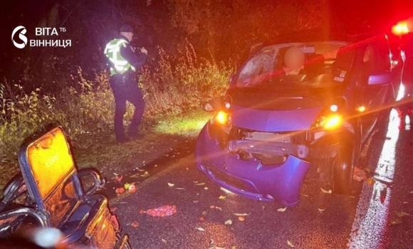 Пошкоджений електричний трицикл і легковик Mitsubishi на узбіччі дороги біля села Людавка на Вінниччині Пошкоджений електричний трицикл і легковик Mitsubishi на узбіччі дороги біля села Людавка на Вінниччині