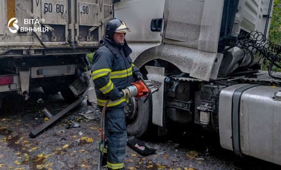 Водія затисло в кабіні вантажівки, ще один травмувався у Вінниці ДТП на мокрих дорогах Водія затисло в кабіні вантажівки, ще один травмувався у Вінниці ДТП на мокрих дорогах