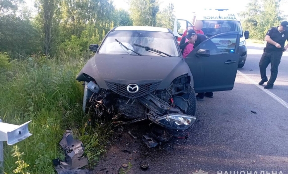 Водійка автомобіля Mazda в'їхала у відбійник під Вендичанами 