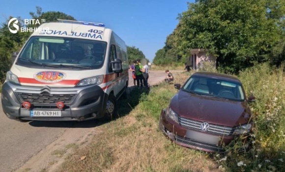 Водійка Volkswagen виїхала на узбіччя та збила пішохода на Вінниччині Водійка Volkswagen виїхала на узбіччя та збила пішохода на Вінниччині