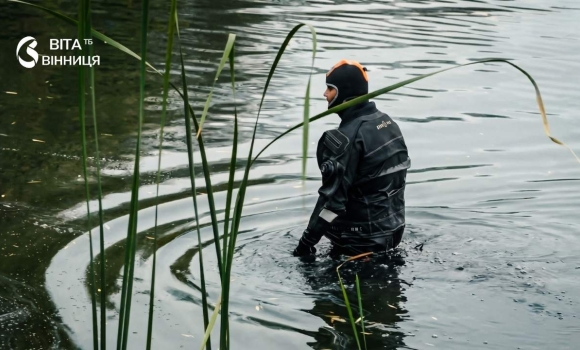Водолаз у воді ставка біля берега на річці Вишня фахівці громад шукають приховані труби каналізації Водолаз у воді ставка біля берега на річці Вишня фахівці громад шукають приховані труби каналізації