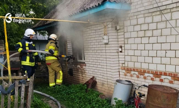 Вогняна доба на Вінниччині житлові будинки й вантажівка з дровами, що загорілась на трасі