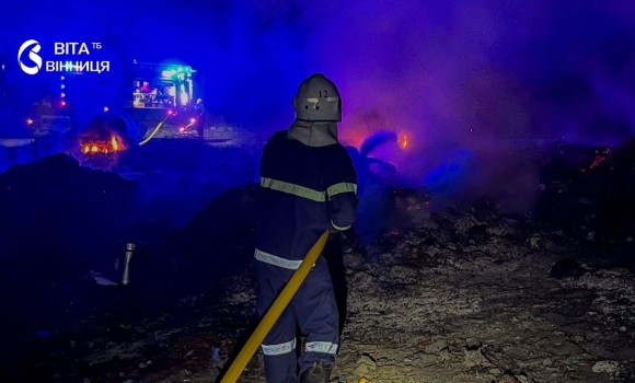 Вогонь перекинувся на будівлю із соломою у Бережанці на Ободівщині горіло 2,5 гектара сухостою Вогонь перекинувся на будівлю із соломою у Бережанці на Ободівщині горіло 2,5 гектара сухостою