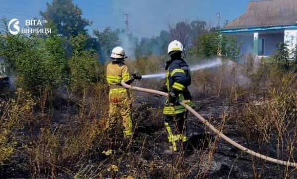 Вогонь пошкодив господарські будівлі у двох селах Вінниччини