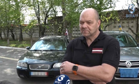 Волонтер із Латвії віддав своє авто українським бійцям