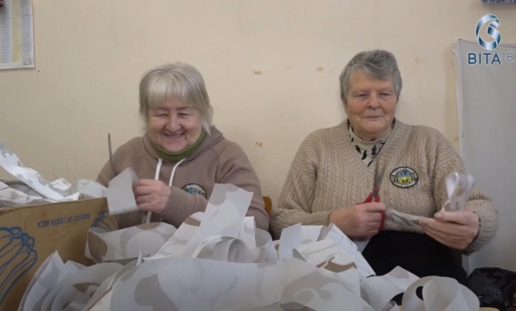 Волонтерки із Лука-Мелешківської громади об’єдналися, аби плести маскувальні сітки