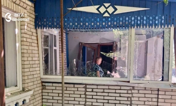 Ворожа атака на Вінниччині постраждали два будинки, автомобілі та будинок культури Ворожа атака на Вінниччині постраждали два будинки, автомобілі та будинок культури