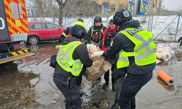 Ворожа атака по Києву та області загиблі, десятки поранених, людей евакуюють з-під завалів 