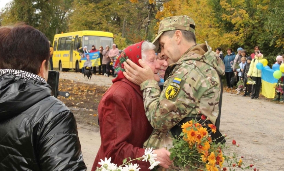 Воїна, який повернувся з полону, урочисто зустріли у Козятинській громаді