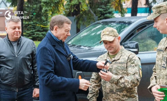 Возитиме бійців на позиції та обслуговуватиме екіпажі дронів артилеристи отримали пікап від Вінницької громади Возитиме бійців на позиції та обслуговуватиме екіпажі дронів артилеристи отримали пікап від Вінницької громади