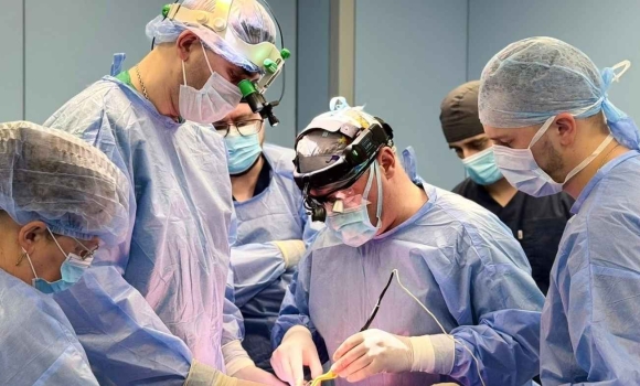 Вперше у Вінниці лікарі «Пироговки» повертають посмішку воїну через унікальну надскладну операцію Вперше у Вінниці лікарі «Пироговки» повертають посмішку воїну через унікальну надскладну операцію