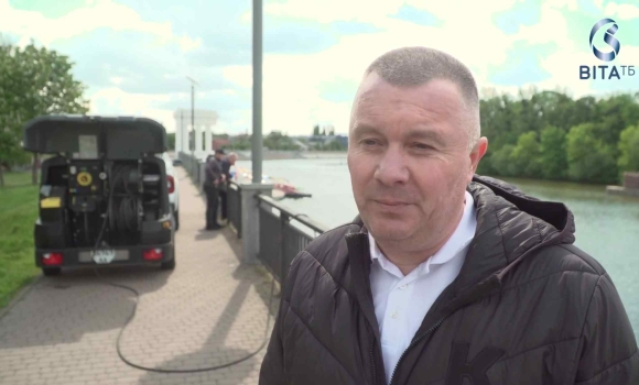 Всесвітньовідома компанія зчищає графіті з вінницької набережної