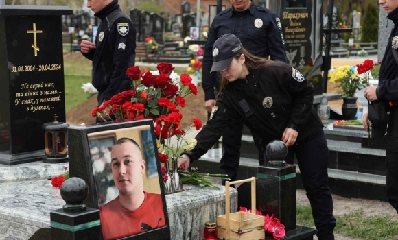 Вшанували пам’ять 20-річного вінницького поліцейського, який ціною власного життя врятував напарника