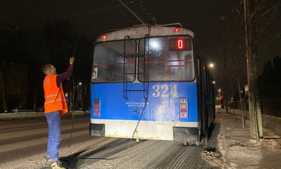 Всю ніч у Вінниці готували електротранспорт до ожеледиці