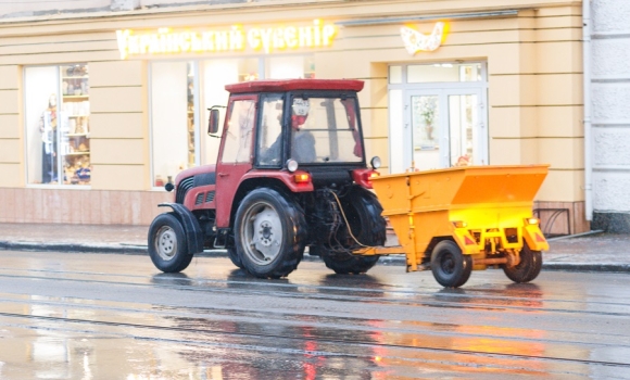 Вулиці Вінниці вночі посипали протиожеледною сумішшю