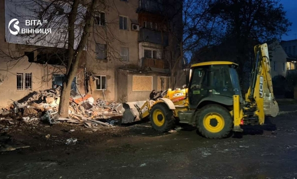 Комунальні служби ліквідовують наслідки пошкоджень від вибухів у Вінниці