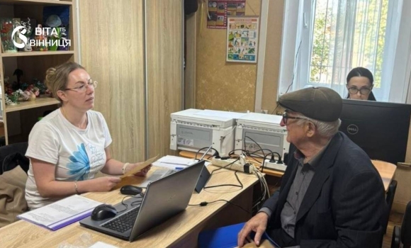 Вибиті вікна, понівечені дахи мобільні адміністратори допомагають постраждалим вінничанам