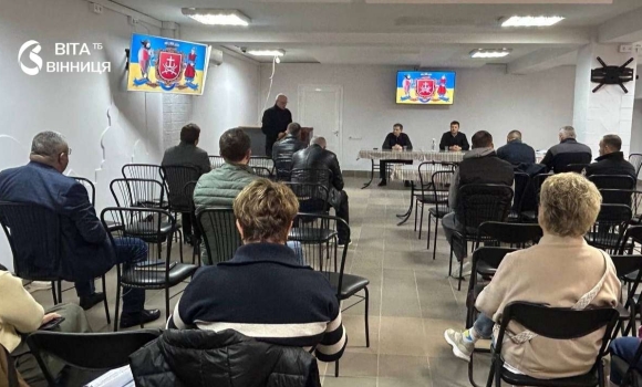 Вибиті вікна, уламки й пошкоджені авто у Вінниці розпочинають ліквідацію наслідків удару по житловому будинку