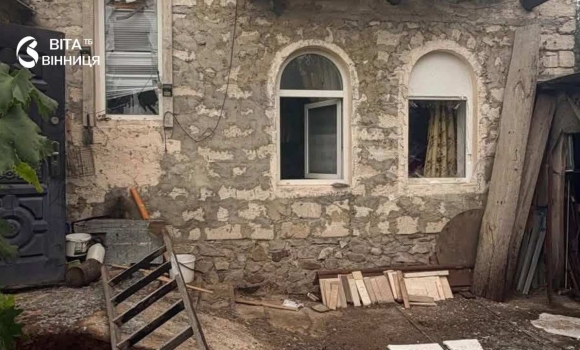 Вибиті вікна й понівечені дахи наслідки ворожої атаки на дві громади Вінниччини Вибиті вікна й понівечені дахи наслідки ворожої атаки на дві громади Вінниччини