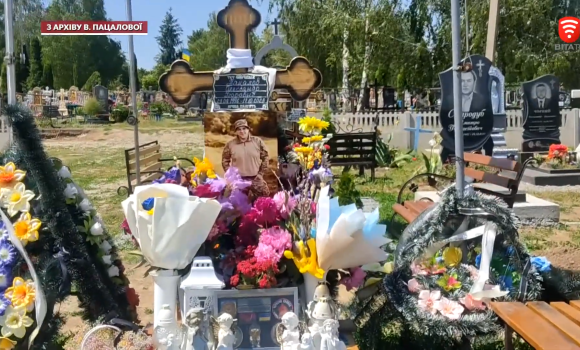 Викрали лампадки та розкидали букети: над могилою захисника України невідомі здійснили наругу