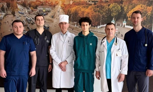 Виписали з лікарні медики Вінниці врятували 18-річного юнака, який опинився в епіцентрі ракетного удару