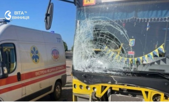 Виїхав на зустрічну і зіткнувся зі шкільним автобусом на Вінниччині загинув мотоцикліст Виїхав на зустрічну і зіткнувся зі шкільним автобусом на Вінниччині загинув мотоцикліст
