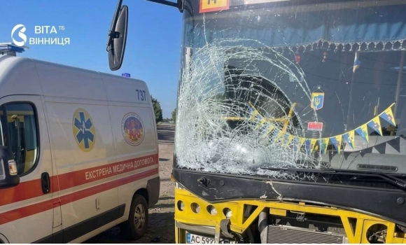 Виїхав на зустрічну і зіткнувся зі шкільним автобусом на Вінниччині загинув мотоцикліст