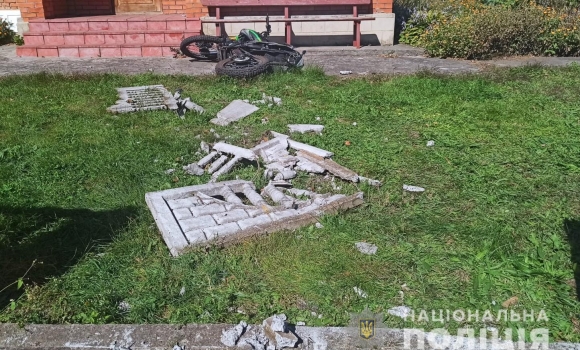 У Вінницькому районі мотоцикліст в’їхав у бетонний паркан