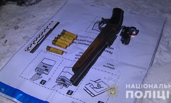 У Вінницьких Хуторах чоловік розгулював вулицею  з обрізом та набоями