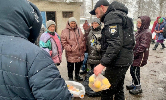 Як поліцейські Вінниччини допомагають жителям на деокупованій Харківщині